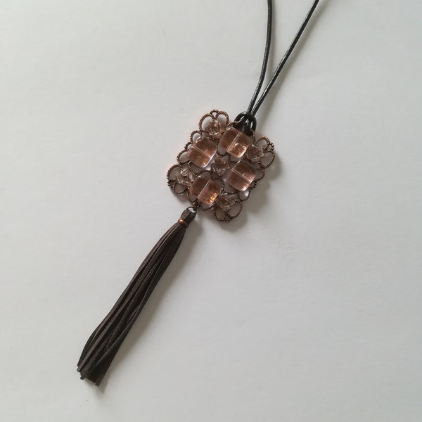 Collier/pendentif avec estampe cuivrée et perles roses, lacet et pompon en cuir véritable, style boho