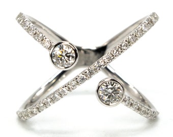 Anillo cruzado moderno de oro blanco de 14 quilates con diamantes