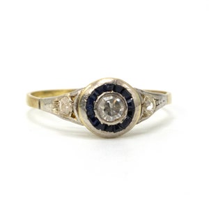 Anello di fidanzamento edoardiano in platino e oro giallo con diamante e alone di zaffiro