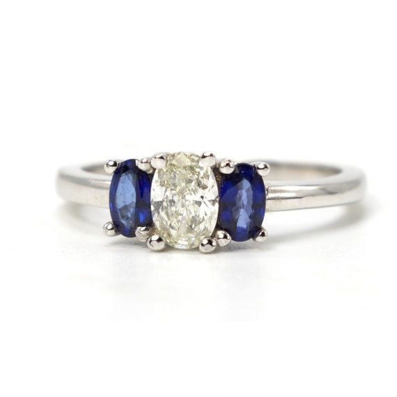 Oval Three Stone Ring with Diamond and Sapphires i