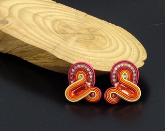 Pendientes pequeños de color púrpura naranja, pendientes de soutache de color naranja cristal, pendientes pequeños Art Déco, postes de pendientes pequeños, tachuelas de naranja de todos los días