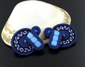 Petits clous d'oreilles soutache bleu marine, Boucles d'oreilles soutache bleues carrées, Clous bleus minimalistes pour elle, Boucles d'oreilles soutache brique, Petits clous