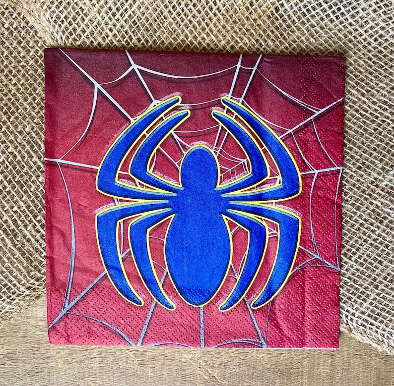 Puede incluir: Servilleta de papel roja y azul con una telara&ntilde;a amarilla y una ara&ntilde;a azul en el centro.
