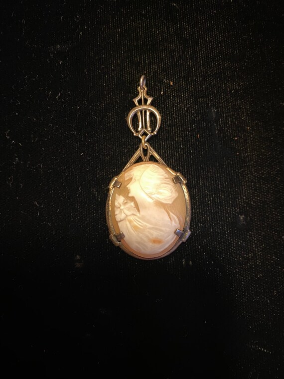 Antique shell cameo set in Sterling Silver. 1 “ lo