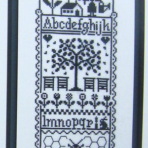ABeeC – counted cross stitch chart, monochrome design or work in a hand dyed thread.