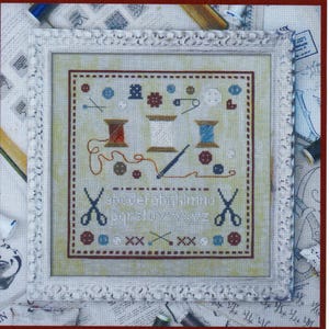 Bobines et boutons – Grille pour le point de croix.  Modèle à réaliser avec 5 couleurs de fils DMC. Abécédaire, bobines point de croix.
