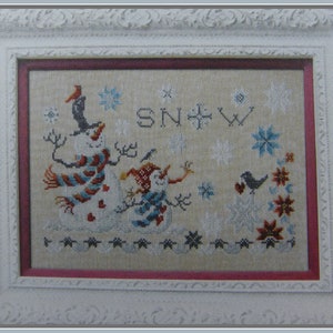 Belle grille de point de croix flocons de neige. Carte hivernale avec bonhommes de neige, oiseaux et flocons de neige.