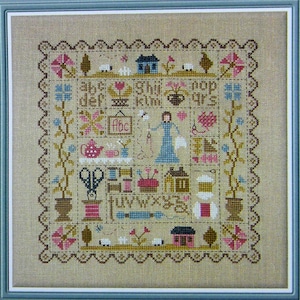 Peut inclure: Un sampler de point de croix avec un cadre brun et un fond beige. Le sampler présente une variété de motifs colorés, notamment des fleurs, des maisons, des oiseaux et des lettres de l'alphabet. Le texte "abc def ghi jkl nop qrs tuv wxy z" est brodé au centre du sampler.