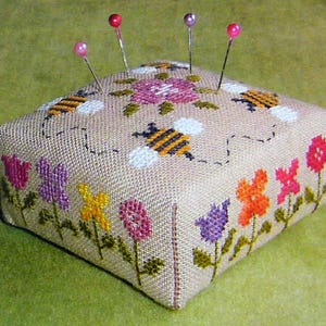 Alfiletero con borde de flores: gráfico de punto de cruz contado impreso. Patrón de alfiletero cuadrado.