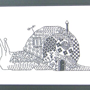 Può includere: Un disegno in bianco e nero di una lumaca con un guscio a motivi. Il guscio è composto da diverse forme geometriche e motivi, tra cui quadrati, cerchi e strisce. La lumaca ha un corpo lungo e sottile e due antenne.