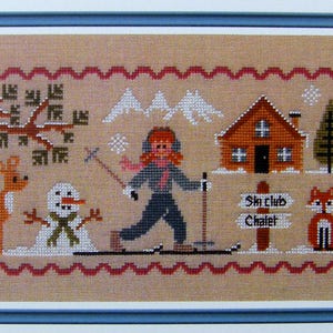 Lili Skiing, Kreuzstichvorlage. Schneemann, Rentier, Skihütte, Skiszene Bäume, Berge.
