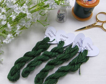 Meada de algodão matizado tingido à mão: Linha de bordar verde natalina - 267 Merrit's Island