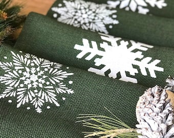 Camino de mesa navideño de arpillera verde: copos de nieve blancos, decoración rústica