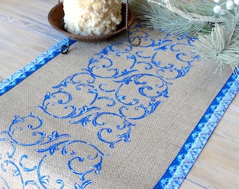 Camino de mesa de arpillera pintado a mano: diseño barroco azul, borde de algodón