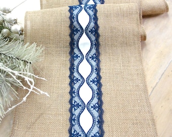 Camino de mesa de arpillera con encaje azul marino, decoración rústica para bodas