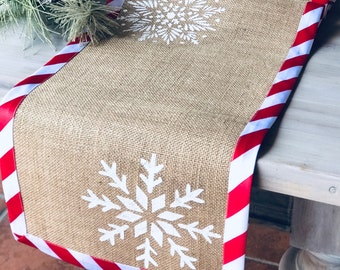 Camino de mesa navideño de arpillera: borde de bastones de caramelo y copos de nieve blancos