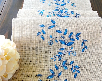 Camino de mesa de arpillera pintado a mano, con flores en azul índigo, para boda campestre francesa