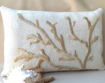 Almohada de coral bordada a mano con detalles náuticos de vida marina para decoración de hogar costero y playero.