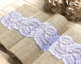 Camino de mesa de arpillera con encaje morado claro, decoración rústica para bodas