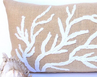 Almohada de coral - Decoración náutica para el hogar - Bordado blanco sobre ostra - Almohada de arpillera de casa de playa - Almohada rústica decorativa de granja