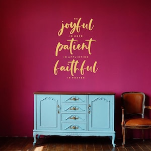 Calcomanía de pared con versículo bíblico de Romanos 12:12 - Palabras de vinilo para pared Decoración personalizada para el hogar