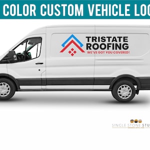 Puede incluir: Una furgoneta blanca con molduras negras y el texto "FULL COLOR CUSTOM VEHICLE LOGOS!" en la parte superior. La furgoneta tiene un logotipo de "TRISTATE ROOFING" con el lema "WE'VE GOT YOU COVERED!".