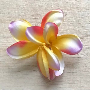 Pinza para el pelo con plumeria, flor de frangipani, amarillo, rosa, morado, disfraz de sirena hippie, pin-up, chica surfista, boda en la playa, fiesta hawaiana tropical
