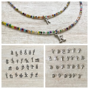 Colar com pingente inicial de miçangas de semente, joias retrô, festa de festival de música hippie boho Y2K Boho namorada mãe filha bff presente personalizado