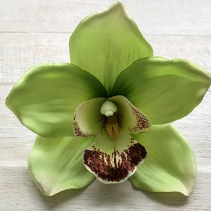 Pinza para el pelo con orquídea, gran flor de seda verde, cymbidium, disfraz de sirena hippie, pin-up, chica surfista, boda en la playa, festival tropical hawaiano Tiki Luau