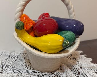 Vintage italiensk keramikskål med fruktkorg från mitten av århundradet – vit vävd design med handmålad fruktdekor,