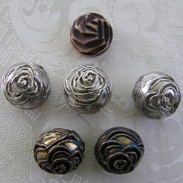 6 vintage rose buttons, 5 metal and 1 plastic (8p/28-k1)