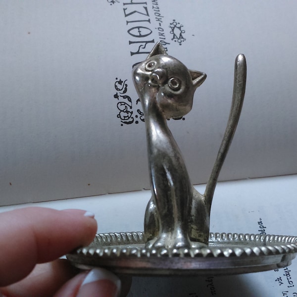 Chat miniature vintage argenté sans nickel sur une plaque, figurine de chat, support de bague chat, organisation de bijoux, statuette de chat, drôle de chat (syr 2)
