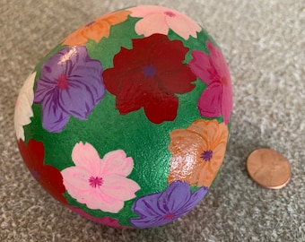 Großer mit Blumen bemalter Stein