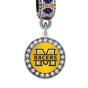 以下が含まれることがあります： 中央に大きな「M」と「Racers」の文字が入った、黄色と青のロゴが描かれたシルバー製のチャーム。チャームは透明なクリスタルで囲まれています。