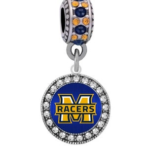 以下が含まれることがあります： 青い金色のロゴが書かれたMの文字と、その下に「RACERS」という文字が書かれた銀色のチャーム。チャームは透明なラインストーンで囲まれており、銀色のビーズには青と金色のラインストーンが施されています。
