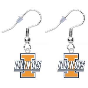 Op de afbeelding: Een paar zilveren oorbellen met een blauwe en oranje Illinois 'I' logo-hanger. De hangers zijn rechthoekig en hebben een witte omtrek.