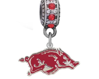 Rode bedel met rood logo van de UNIVERSITY of ARKANSAS, compatibel met armbanden in Pandora-stijl