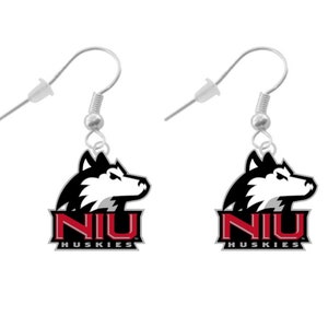 Op de afbeelding: Een paar zilveren oorhangers met een zwart-witte huskykop met de tekst "NIU Huskies" in rode letters.
