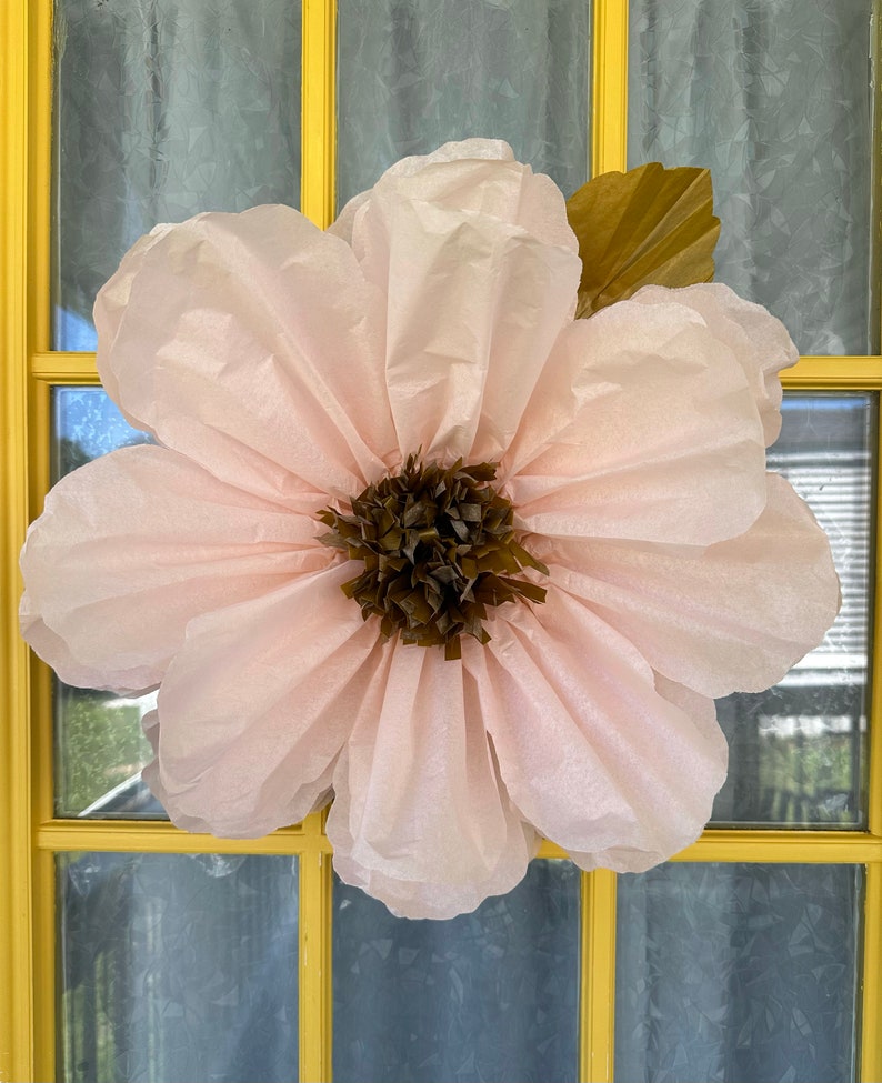 BLUSH FLOWER WITH ANTIQUE GOLD CENTER, LEAF COMES SEPARATE FROM THE FLOWER, BUT IT IS INCLUDED IN THE PURCHASE.