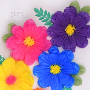 Puede incluir: Un conjunto de flores de papel coloridas en tonos rosa, morado, azul y amarillo, cada una con un centro amarillo. Hojas y tallos de papel verde est&aacute;n dispuestos alrededor de las flores. Las flores son probablemente hechas a mano y adecuadas para la decoraci&oacute;n.