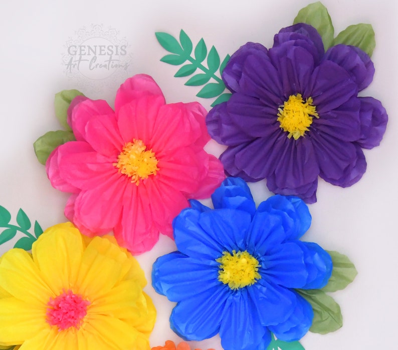 Puede incluir: Un conjunto de flores de papel coloridas en tonos rosa, morado, azul y amarillo, cada una con un centro amarillo. Hojas y tallos de papel verde est&aacute;n dispuestos alrededor de las flores. Las flores son probablemente hechas a mano y adecuadas para la decoraci&oacute;n.