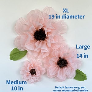 Puede incluir: Tres flores de papel de seda rosa de diferentes tama&ntilde;os. La flor m&aacute;s grande tiene 19 pulgadas de di&aacute;metro, la flor mediana tiene 10 pulgadas de di&aacute;metro y la flor m&aacute;s peque&ntilde;a tiene 14 pulgadas de di&aacute;metro. Las flores tienen centros marrones y hojas verdes.