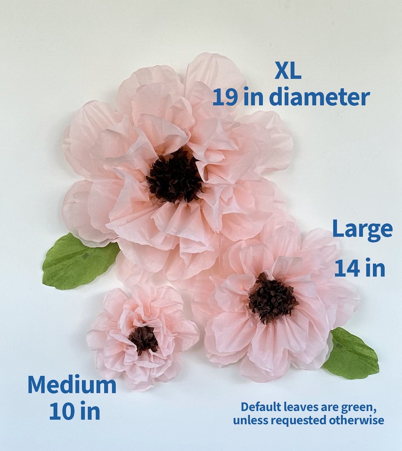 Puede incluir: Tres flores de papel de seda rosa de diferentes tama&ntilde;os. La flor m&aacute;s grande tiene 19 pulgadas de di&aacute;metro, la flor mediana tiene 10 pulgadas de di&aacute;metro y la flor m&aacute;s peque&ntilde;a tiene 14 pulgadas de di&aacute;metro. Las flores tienen centros marrones y hojas verdes.