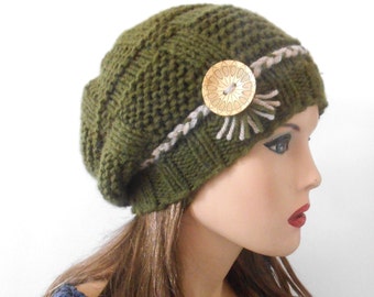 Handgebreide olijfgroene wollen slouchy muts, kokosnootknoop