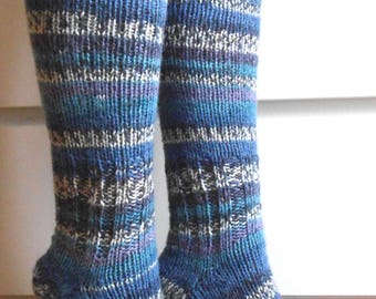 Hand gestrickte Damensocken. Gestreifte bunte Socken in Blau. Damen Long Socken.