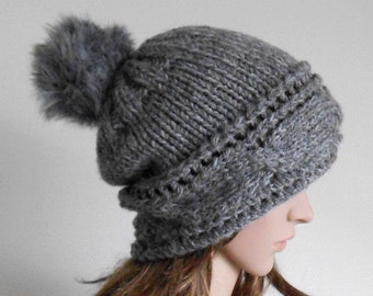 Sombrero de lana gris con pom-pom en la parte superior. Sombrero de punto a mano. Sombrero de mujer de invierno. Sombrero de lana.