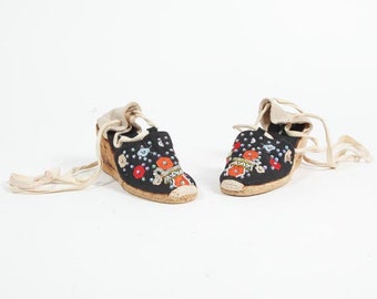 1990s Floral Slingback Wedges - Vintage 90s Vegan Black PLATFORM 70s Sandals Boho Bata Pearls Canvas Lace Up Espadrilles Size EU 35 US 5