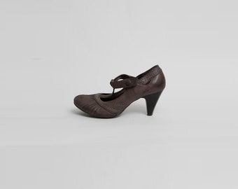 1990s Grey T Strap Pumps Vintage 90s Mary Jane Purple Leather Bohemian Round Toe Boho TStrap High Heel 40s Mod Shoes Shoe Size 36 EU, 6 US