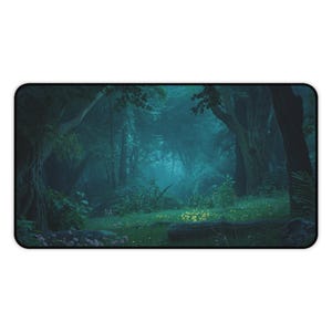 Puede incluir: Alfombrilla de ratón rectangular con una impresión artística digital de una escena de bosque místico. La imagen representa un bosque exuberante y verde con árboles altos, una zona de césped y una suave niebla azul verdosa. La alfombrilla tiene esquinas redondeadas.