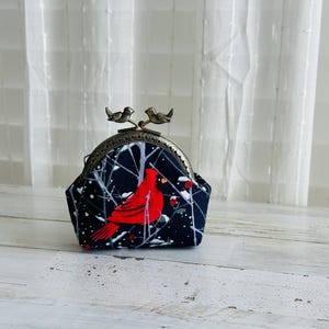 Hermoso monedero con diseño de pájaro cardenal y cierre de beso con figura de pájaro